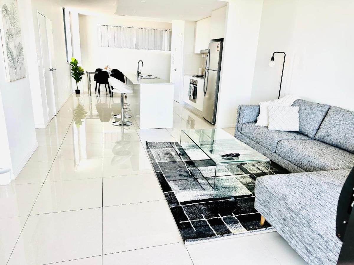 Modern 2 Bedroom & 2 Bathroom Apartment With Stunning Sydney Cbd & Skyline Views! 利物浦 外观 照片