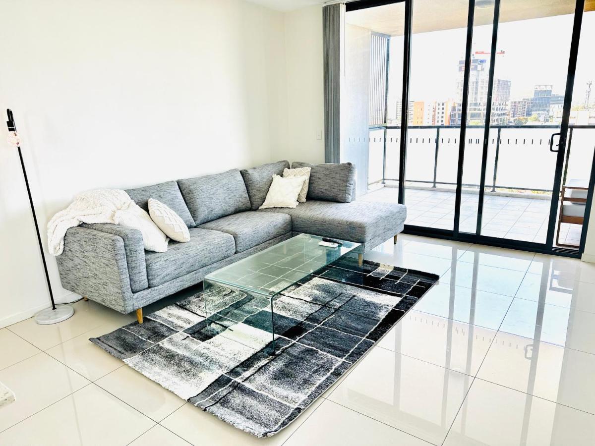 Modern 2 Bedroom & 2 Bathroom Apartment With Stunning Sydney Cbd & Skyline Views! 利物浦 外观 照片