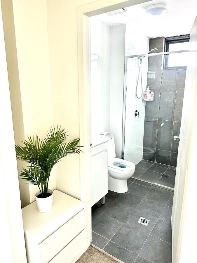 Modern 2 Bedroom & 2 Bathroom Apartment With Stunning Sydney Cbd & Skyline Views! 利物浦 外观 照片