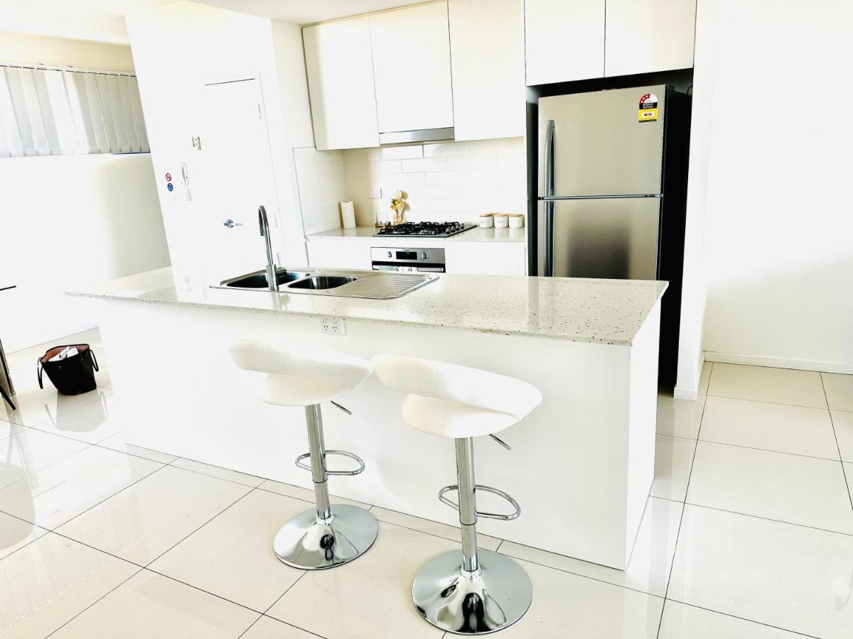 Modern 2 Bedroom & 2 Bathroom Apartment With Stunning Sydney Cbd & Skyline Views! 利物浦 外观 照片