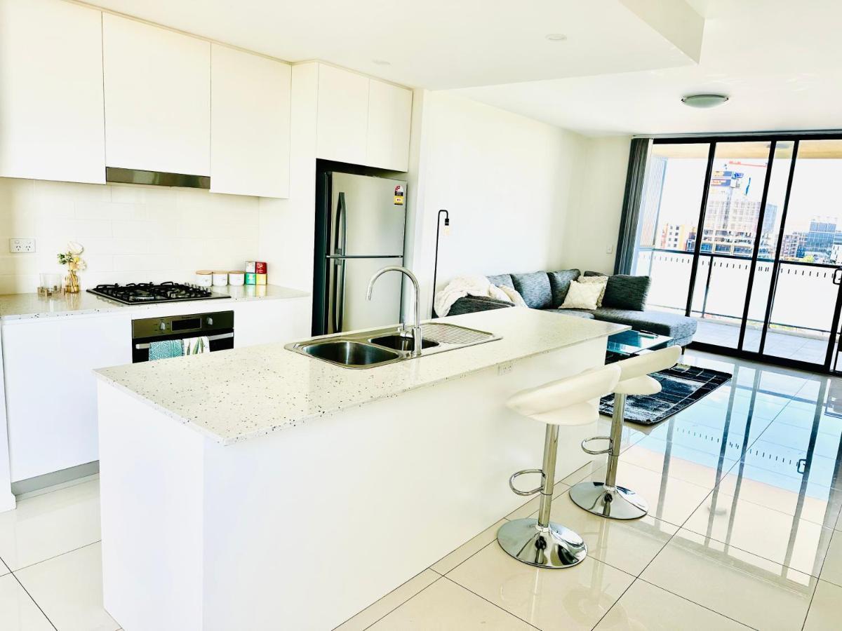 Modern 2 Bedroom & 2 Bathroom Apartment With Stunning Sydney Cbd & Skyline Views! 利物浦 外观 照片
