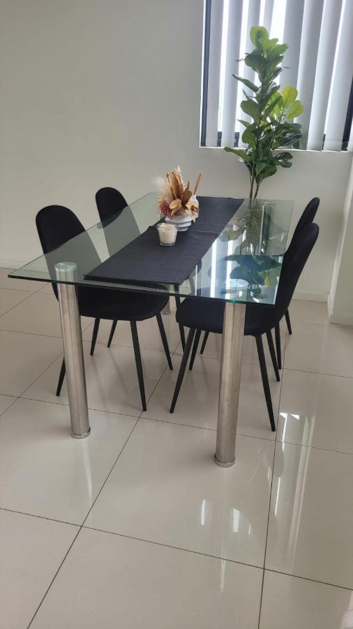 Modern 2 Bedroom & 2 Bathroom Apartment With Stunning Sydney Cbd & Skyline Views! 利物浦 外观 照片